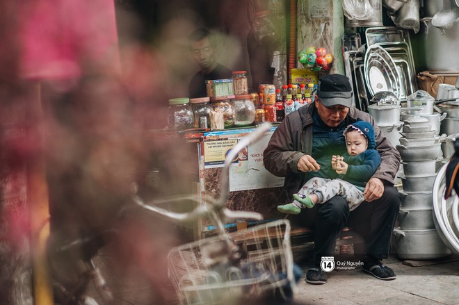 Buổi sáng cuối cùng của năm chẳng còn khói bụi hay dòng người tất tả ngược xuôi, Hà Nội bỗng bình yên đến lạ - Ảnh 20.