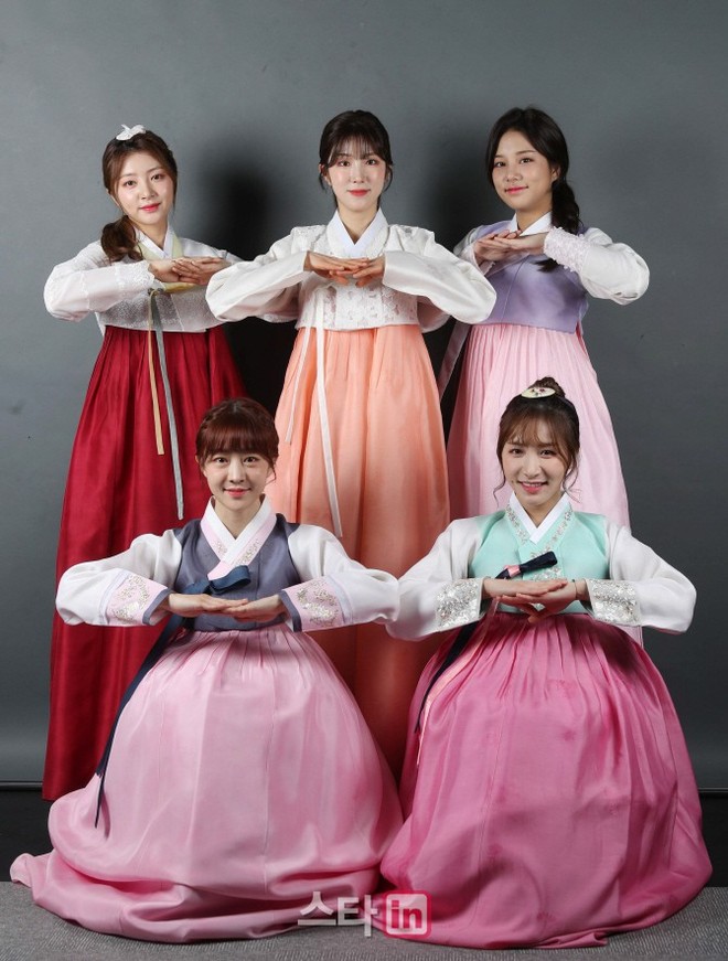 Sao Hàn đón Tết: Idol thi nhau diện hanbok lung linh, Park Shin Hye cùng dàn sao gửi lời chúc trên phim trường - Ảnh 32.