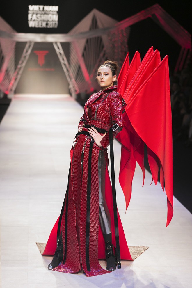 Nếu thấy trang phục của Táo Xã Hội quen quen, chắc chắn là bạn xem Fashion Week rất kỹ! - Ảnh 3.