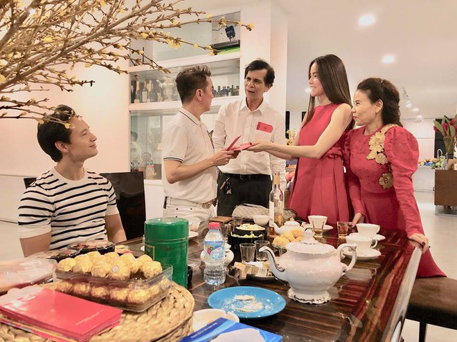 Đ&agrave;m Vĩnh Hưng x&ocirc;ng đất, Kim L&yacute; vui vẻ đ&oacute;n năm mới c&ugrave;ng gia đ&igrave;nh Hồ Ngọc H&agrave; - Ảnh 2.