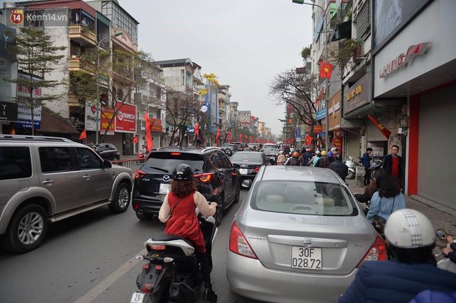 Chùm ảnh: Sau buổi sáng mưa phùn và yên ả, Hà Nội lại trở nên đông đúc như ngày thường - Ảnh 1.