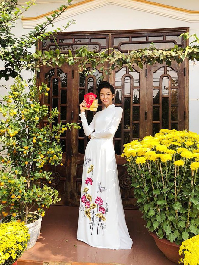 Sao Việt xúng xính váy áo đi chúc Tết, tụ tập vui chơi cùng họ hàng trong sáng mùng 1 - Ảnh 1.