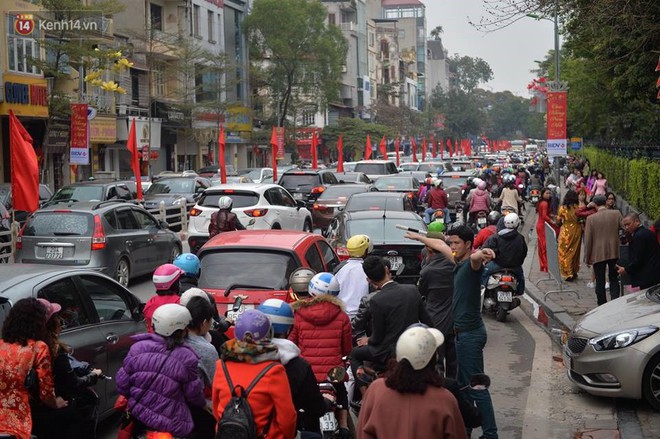 Chùm ảnh: Sau buổi sáng mưa phùn và yên ả, Hà Nội lại trở nên đông đúc như ngày thường - Ảnh 2.