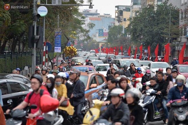 Chùm ảnh: Sau buổi sáng mưa phùn và yên ả, Hà Nội lại trở nên đông đúc như ngày thường - Ảnh 4.