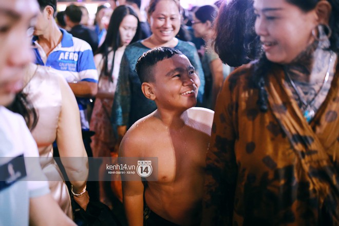 Sài Gòn tối mùng 1 Tết: Trẻ em thích thú cởi áo, nhảy vào đài phun nước đường hoa Nguyễn Huệ để nô đùa - Ảnh 14.