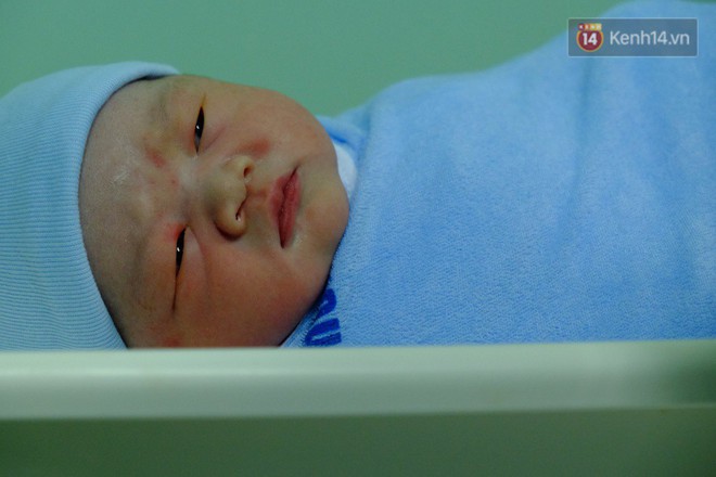 B&eacute; trai con sản phụ 42 tuổi ở S&agrave;i G&ograve;n sinh đ&uacute;ng thời khắc giao thừa năm Mậu Tuất 2018 - Ảnh 1.