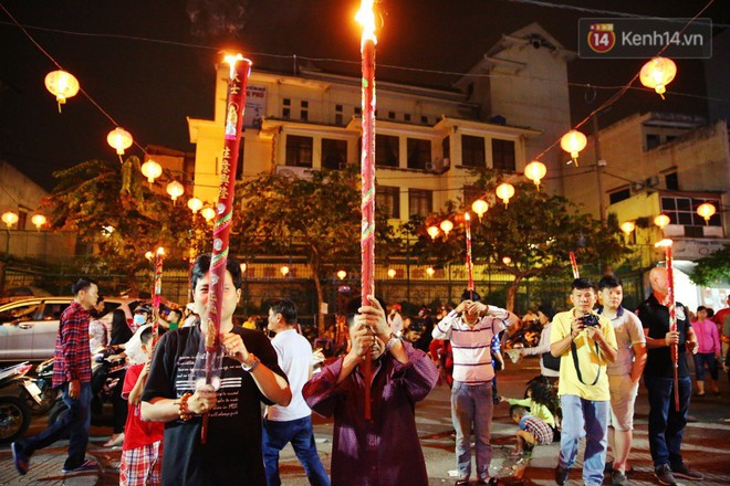 Chùm ảnh: Người Sài Gòn nườm nượp đi chùa cầu bình an ngày đầu năm mới Mậu Tuất 2018 - Ảnh 4.