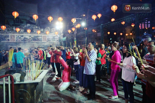 Chùm ảnh: Người Sài Gòn nườm nượp đi chùa cầu bình an ngày đầu năm mới Mậu Tuất 2018 - Ảnh 8.