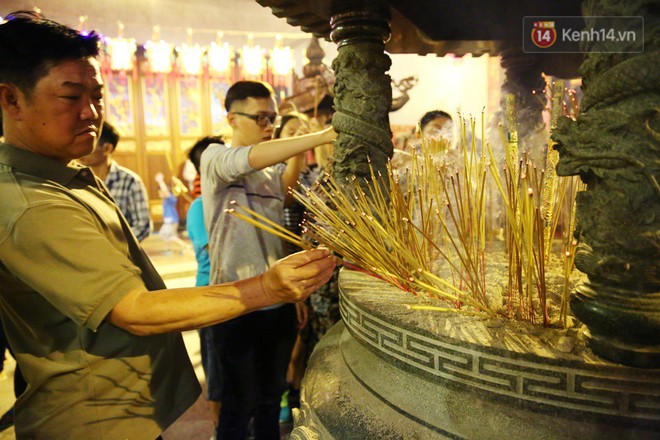 Chùm ảnh: Người Sài Gòn nườm nượp đi chùa cầu bình an ngày đầu năm mới Mậu Tuất 2018 - Ảnh 3.