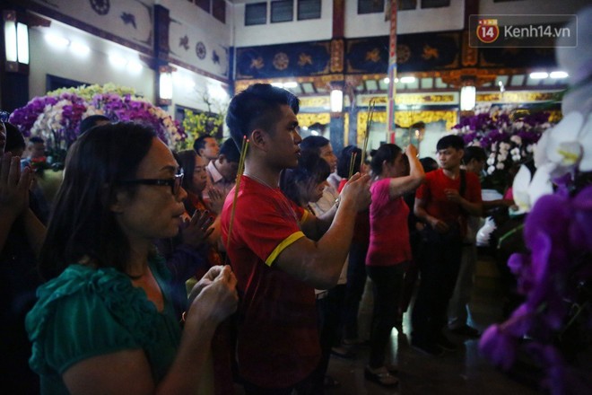 Chùm ảnh: Người Sài Gòn nườm nượp đi chùa cầu bình an ngày đầu năm mới Mậu Tuất 2018 - Ảnh 15.