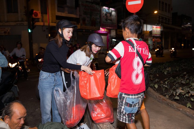 Ngọc Trinh, Linh Chi và Lâm Vinh Hải đi xe máy phát quà cho người dân trong đêm Giao thừa - Ảnh 8.