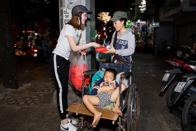 Ngọc Trinh, Linh Chi và Lâm Vinh Hải đi xe máy phát quà cho người dân trong đêm Giao thừa - Ảnh 2.