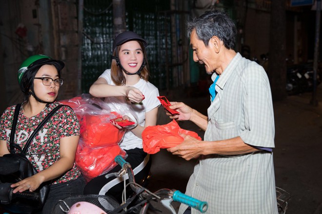 Ngọc Trinh, Linh Chi và Lâm Vinh Hải đi xe máy phát quà cho người dân trong đêm Giao thừa - Ảnh 3.