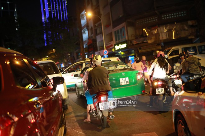 Sài Gòn tối mùng 1 Tết: Trẻ em thích thú cởi áo, nhảy vào đài phun nước đường hoa Nguyễn Huệ để nô đùa - Ảnh 4.