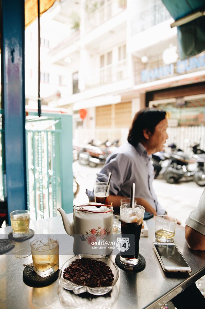 Không khí nhộn nhịp ngày đầu năm tại quán cafe vợt lâu đời nhất Sài Gòn, gần 80 năm chỉ nghỉ đúng ngày 30 Tết - Ảnh 2.