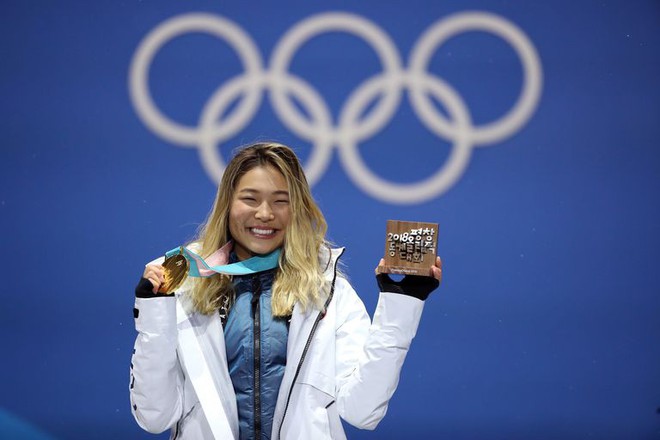 Giành HCV Olympic 2018, người hùng nước Mỹ Chloe Kim cố nén khóc khi lên nhận giải vì không muốn... làm hỏng đường kẻ mắt - Ảnh 2.