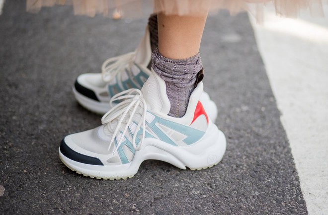 Dad Sneakers: trend gi&agrave;y nh&igrave;n th&igrave; cồng kềnh nhưng lại đang oanh tạc NYFW năm nay - Ảnh 1.