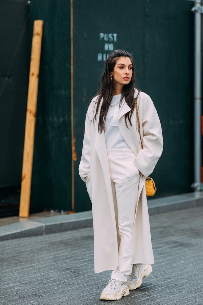 Dad Sneakers: trend gi&agrave;y nh&igrave;n th&igrave; cồng kềnh nhưng lại đang oanh tạc NYFW năm nay - Ảnh 3.