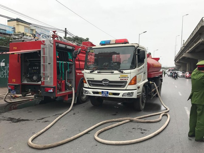 Sáng mùng 2 Tết Nguyên đán, dãy nhà ở Hà Nội bị lửa thiêu rụi - Ảnh 3.