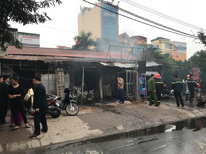 Sáng mùng 2 Tết Nguyên đán, dãy nhà ở Hà Nội bị lửa thiêu rụi - Ảnh 4.