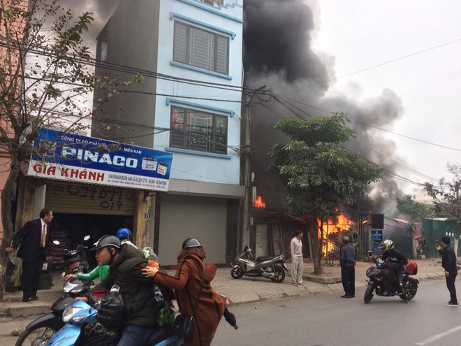 Sáng mùng 2 Tết Nguyên đán, dãy nhà ở Hà Nội bị lửa thiêu rụi - Ảnh 2.