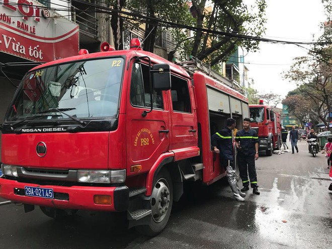 Lại ch&aacute;y lớn nh&agrave; d&acirc;n ở H&agrave; Nội ng&agrave;y m&ugrave;ng 2 Tết, nhiều người d&acirc;n hốt hoảng bỏ chạy - Ảnh 5.