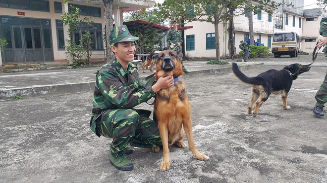 Bi hài: Vợ chiến sĩ Biên phòng ghen vì chồng quá thân với... chó - Ảnh 2.