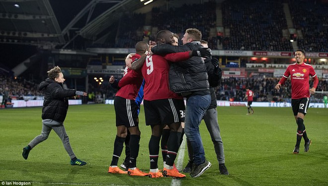 Lukaku lập cú đúp đưa Man Utd vào tứ kết FA Cup - Ảnh 9.