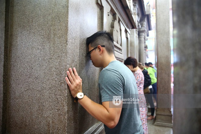 Mồng 3 Tết, người Sài Gòn đi chùa, úp mặt trò chuyện với tường đá trong ngôi đền Ấn giáo trăm tuổi - Ảnh 8.