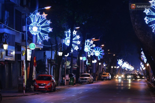 Người dân Thủ đô thích thú với đèn trang trí trang nhã dịp Tết Nguyên đán 2018 - Ảnh 4.