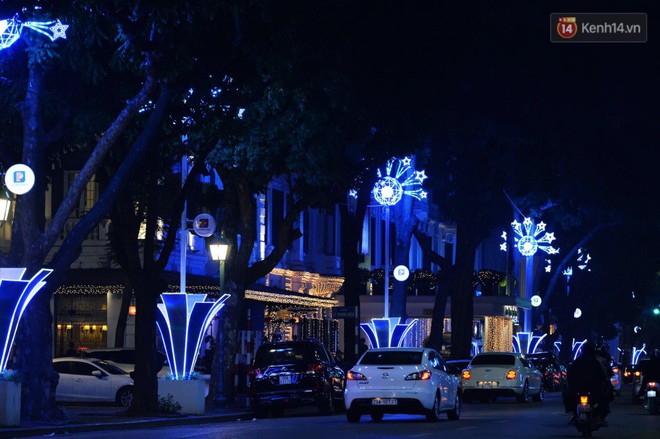 Người d&acirc;n Thủ đ&ocirc; th&iacute;ch th&uacute; với đ&egrave;n trang tr&iacute; trang nh&atilde; dịp Tết Nguy&ecirc;n đ&aacute;n 2018 - Ảnh 6.