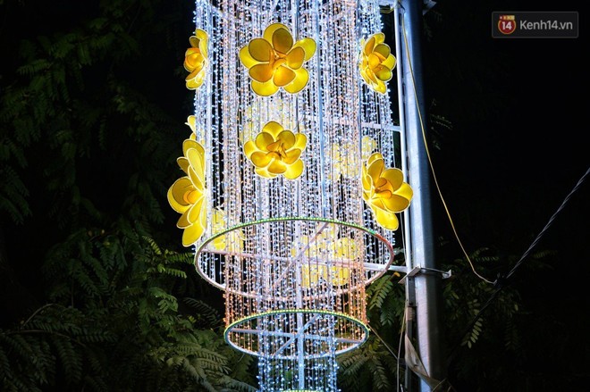 Người d&acirc;n Thủ đ&ocirc; th&iacute;ch th&uacute; với đ&egrave;n trang tr&iacute; trang nh&atilde; dịp Tết Nguy&ecirc;n đ&aacute;n 2018 - Ảnh 8.