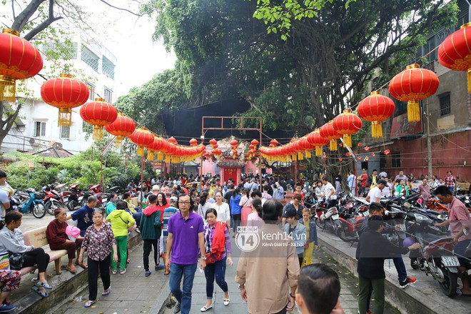 Người dân ùn ùn rủ nhau đến 4 ngôi chùa xóa ế nổi tiếng nhất Sài Gòn cầu duyên - Ảnh 8.