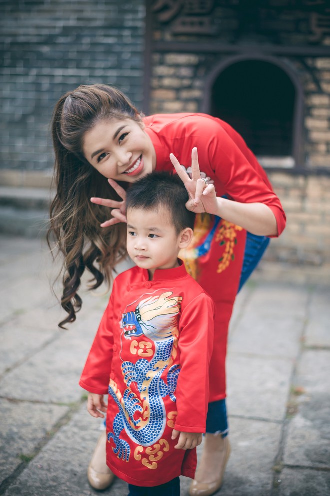 Vợ chồng Đăng Kh&ocirc;i - Thủy Anh mặc &aacute;o d&agrave;i, rạng rỡ đưa hai con đi lễ ch&ugrave;a đầu năm - Ảnh 2.