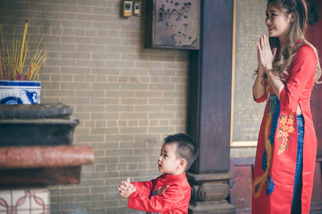 Vợ chồng Đăng Kh&ocirc;i - Thủy Anh mặc &aacute;o d&agrave;i, rạng rỡ đưa hai con đi lễ ch&ugrave;a đầu năm - Ảnh 3.