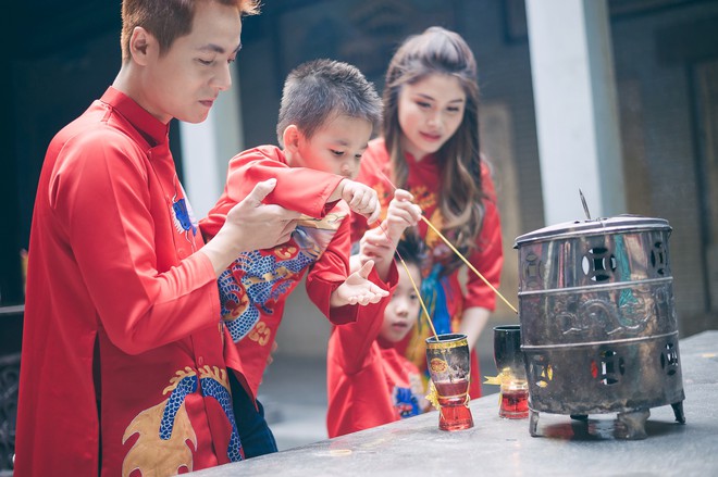 Vợ chồng Đăng Kh&ocirc;i - Thủy Anh mặc &aacute;o d&agrave;i, rạng rỡ đưa hai con đi lễ ch&ugrave;a đầu năm - Ảnh 4.