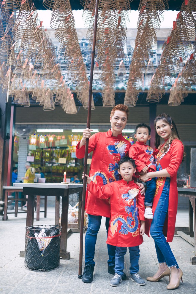Vợ chồng Đăng Kh&ocirc;i - Thủy Anh mặc &aacute;o d&agrave;i, rạng rỡ đưa hai con đi lễ ch&ugrave;a đầu năm - Ảnh 7.