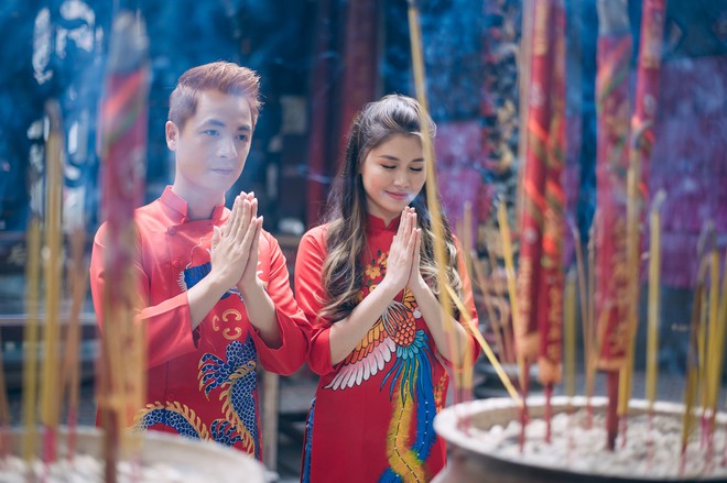 Vợ chồng Đăng Kh&ocirc;i - Thủy Anh mặc &aacute;o d&agrave;i, rạng rỡ đưa hai con đi lễ ch&ugrave;a đầu năm - Ảnh 8.