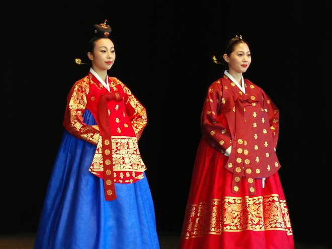 Màu sắc trang phục Hàn Quốc Hanbok: Những chiếc áo dài và quần bluông của trang phục Hàn Quốc Hanbok có ánh sáng và màu sắc rực rỡ. Bạn sẽ cảm thấy đầy niềm vui khi áp dụng những màu sắc đặc trưng cho Hanbok vào bức tranh của mình. Hãy thưởng thức và trau dồi kỹ năng vẽ sắc nét của mình với loại chủ đề này.