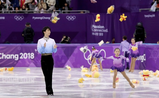 Yuzuru Hanyu sẽ làm gì với cơn mưa gấu Pooh khán giả ném xuống sân? - Ảnh 1.