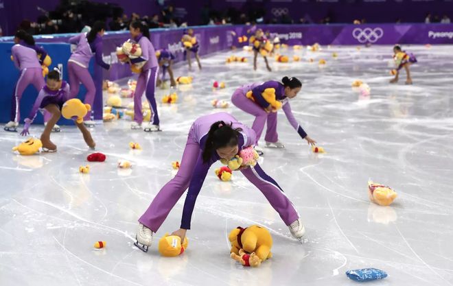 Yuzuru Hanyu sẽ làm gì với cơn mưa gấu Pooh khán giả ném xuống sân? - Ảnh 2.