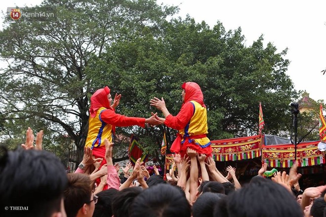 Chùm ảnh: 2 tiếng rước quả pháo dài 6 mét về làng Đồng Kỵ, mở màn mùa lễ hội đầu năm mới - Ảnh 9.