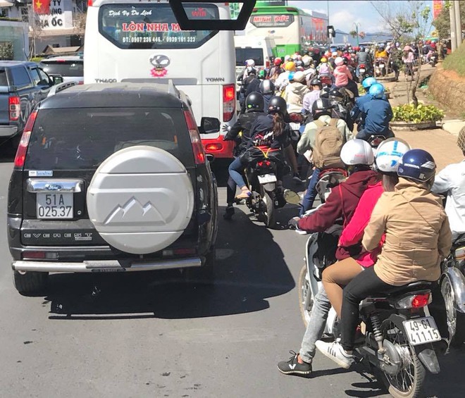 Đà Lạt ùn tắc kinh hoàng từ đèo Prenn đến trung tâm thành phố do hàng nghìn người kéo đến du xuân - Ảnh 5.