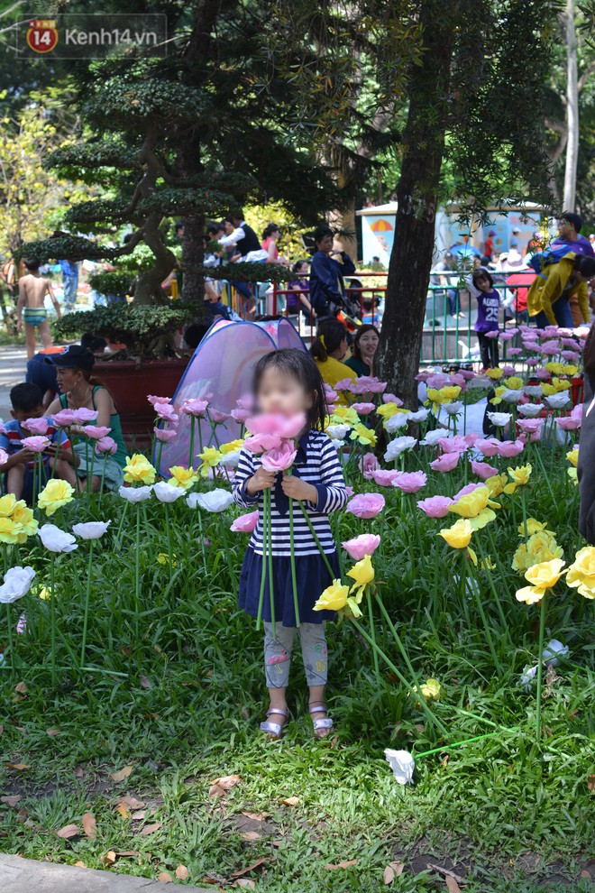 Vườn hoa tulip, hoa hồng trong Thảo Cầm Vi&ecirc;n S&agrave;i G&ograve;n bị du kh&aacute;ch thản nhi&ecirc;n giẫm đạp - Ảnh 5.