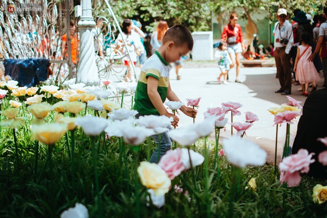 Vườn hoa tulip, hoa hồng trong Thảo Cầm Vi&ecirc;n S&agrave;i G&ograve;n bị du kh&aacute;ch thản nhi&ecirc;n giẫm đạp - Ảnh 8.