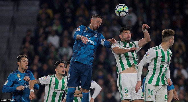 Ronaldo nổ súng giúp Real giành trọn 3 điểm sau màn rượt đuổi tỷ số điên rồ - Ảnh 10.