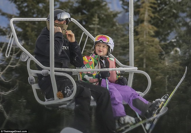 Công chúa nhỏ Harper Beckham diện đồ cực xinh trổ tài trượt tuyết cùng bố và anh trai - Ảnh 10.