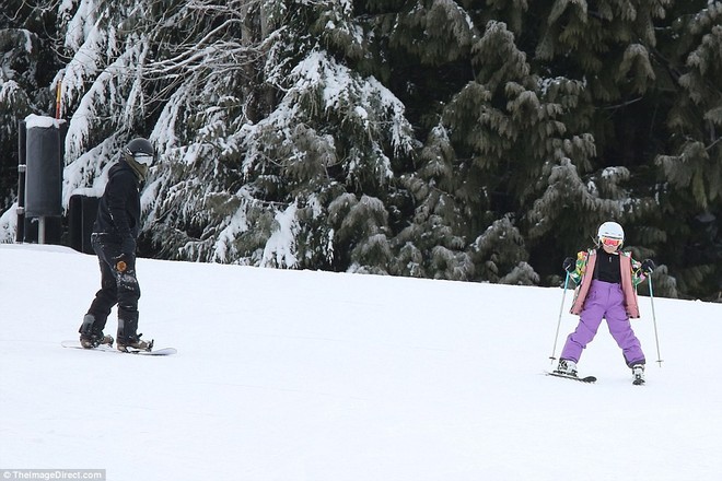 Công chúa nhỏ Harper Beckham diện đồ cực xinh trổ tài trượt tuyết cùng bố và anh trai - Ảnh 6.