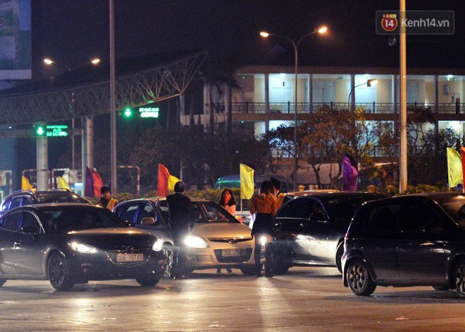 Đến đ&ecirc;m mồng 4 Tết, khu vực thu ph&iacute; Ph&aacute;p V&acirc;n vẫn &ugrave;n tắc h&agrave;ng km, nhiều va quệt xảy ra - Ảnh 6.