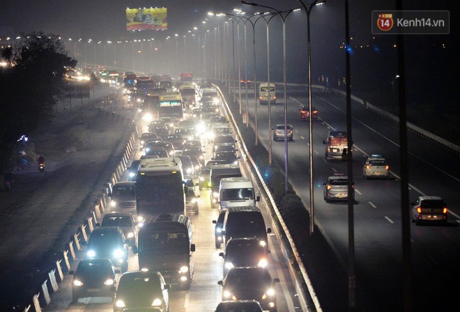 Đến đ&ecirc;m mồng 4 Tết, khu vực thu ph&iacute; Ph&aacute;p V&acirc;n vẫn &ugrave;n tắc h&agrave;ng km, nhiều va quệt xảy ra - Ảnh 7.